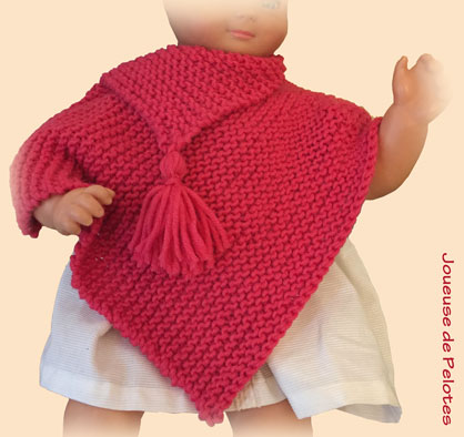 Poncho au tricot pour bébé